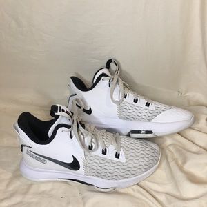 Nike LeBron Witness 5